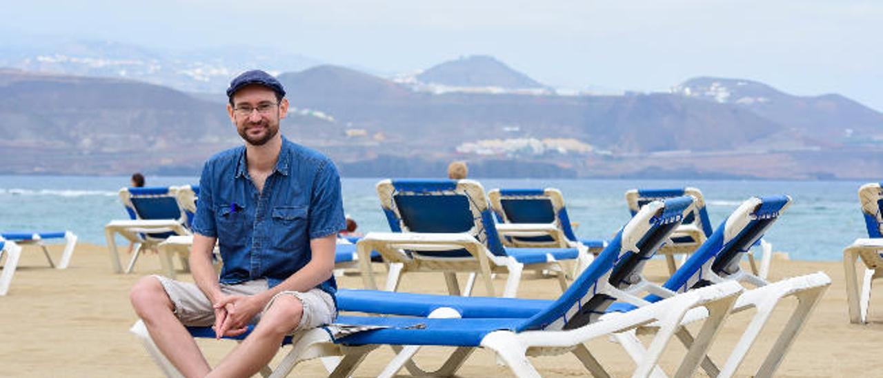 El periodista galo Mathieu de Taillac, ayer al mediodía, durante la entrevista en la playa de Las Canteras.