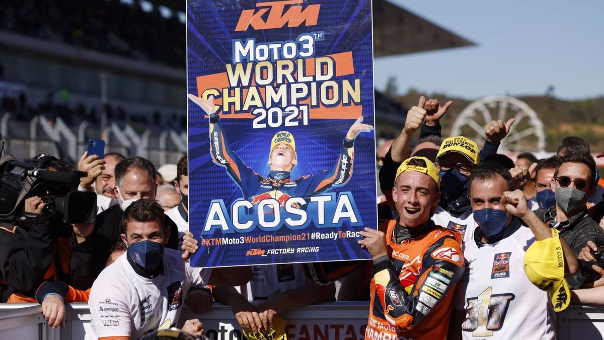 Pedro Acosta celebra el títol de Moto3 amb el seu equip després de guanyar la cursa a Portimao