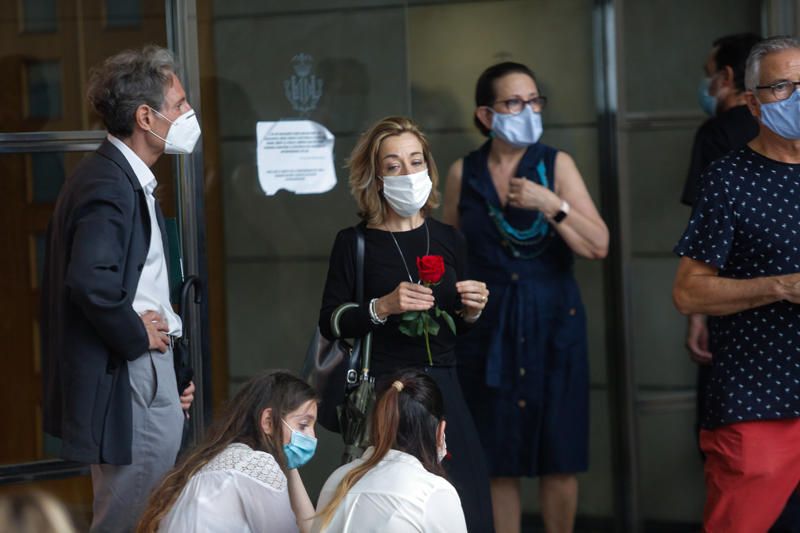 Compañeros y amigos de Ramón Vilar le despiden en el tanatorio de València