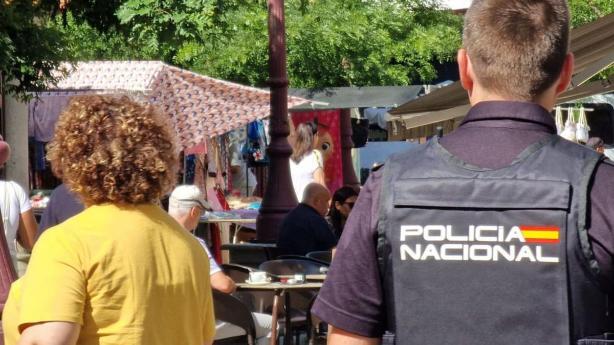 Los sábados, los policías prestan especial atención al mercadillo ambulante.   | //  M. MÉNDEZ