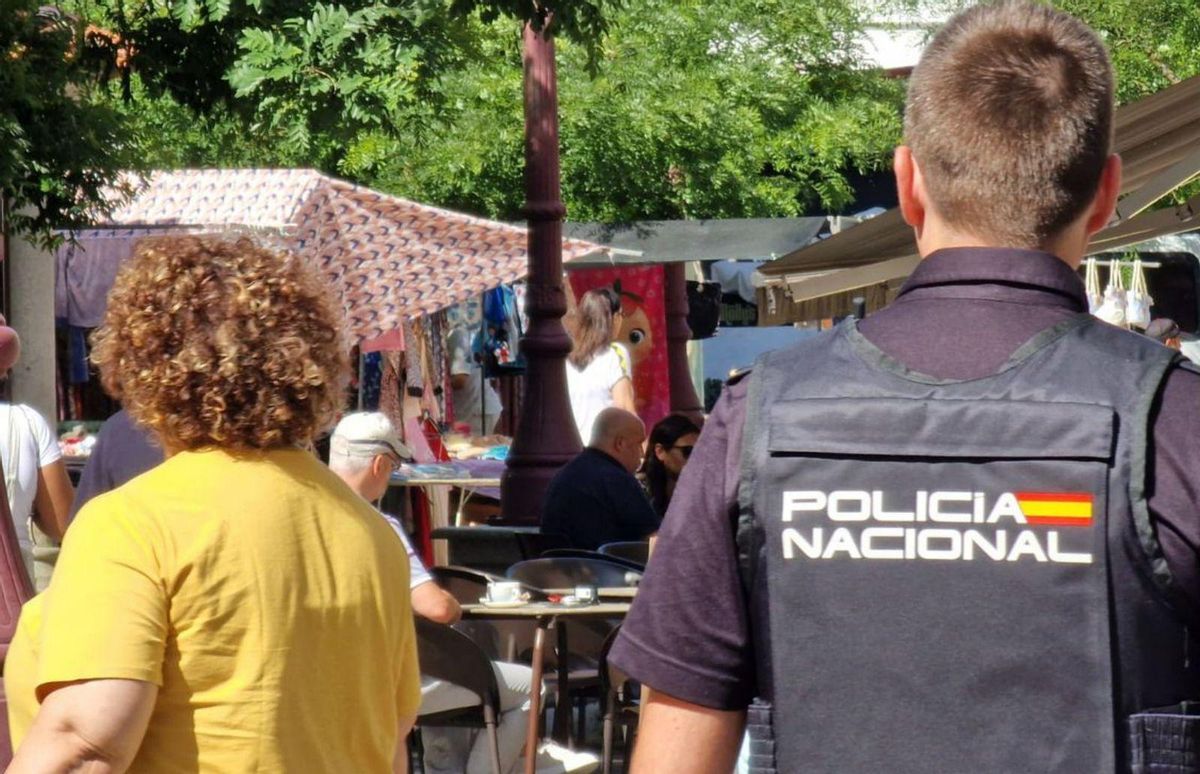 Los sábados, los policías prestan especial atención al mercadilloambulante. | // M. MÉNDEZ