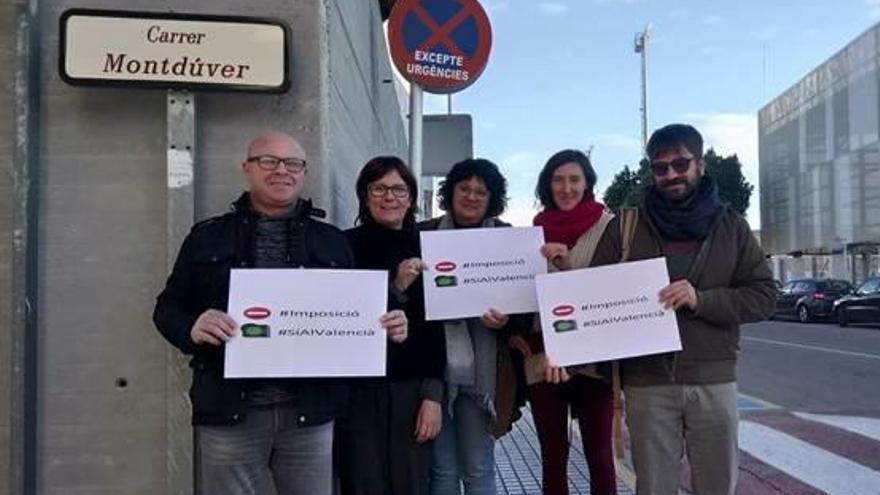 El alcalde y miembros del Ateneu Popular, con los carteles de la campaña de las señales de tráfico.