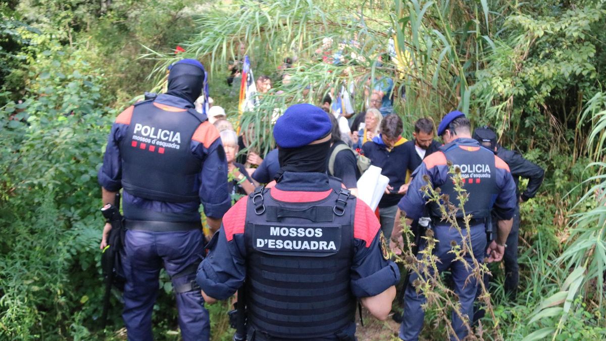 Imatges de la protesta per la presència de la família reial a Sant Martí Vell
