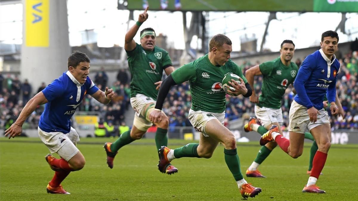 El irlandés Keith Earls corre para anotar el cuarto ensayo de su selección contra Francia.