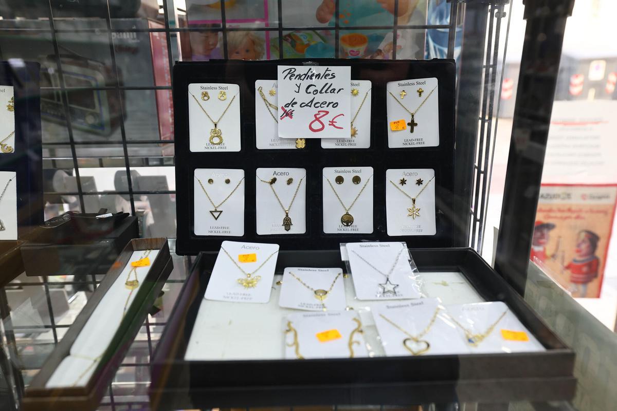 Regalos Izquierdo-Tello,  la tienda de toda la vida que dice adiós al barrio de Torrero: "Estamos aquí desde que se vendía a la antigua"