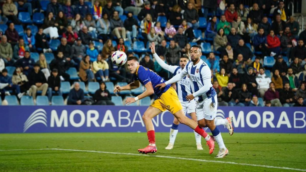 Acción del partido entre el FC Andorra y el Levante