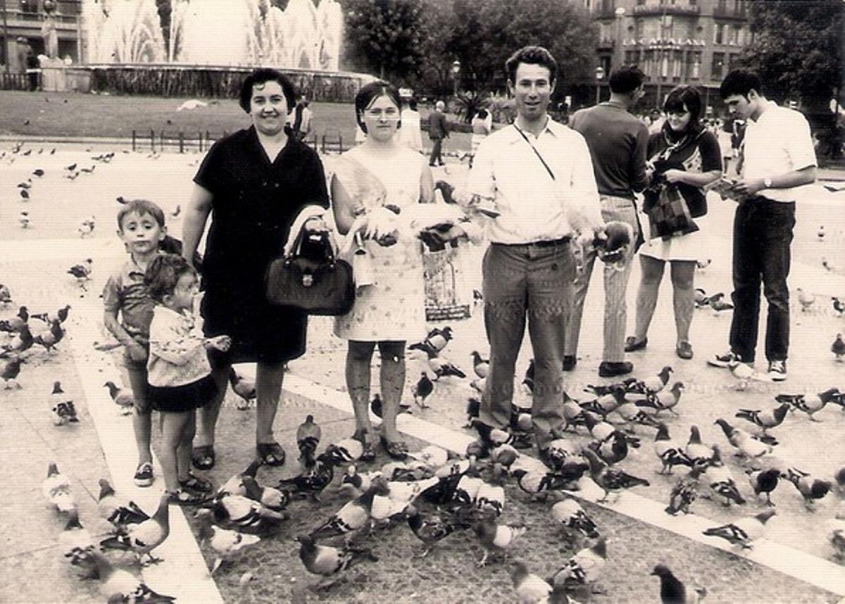 Foto familiar a la plaça de Catalunya.