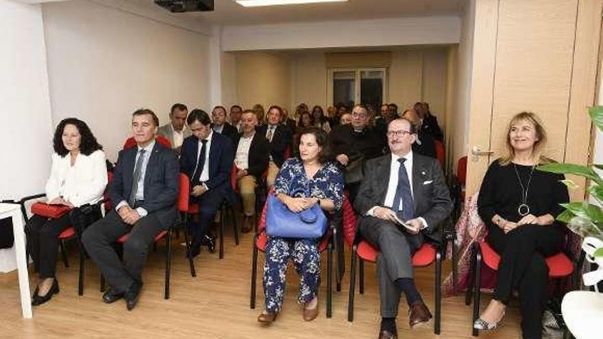 Asistentes al acto, con el presidente del Colegio de Médicos, Alejandro Braña, y la concejala Marisa Ponga, a la derecha.