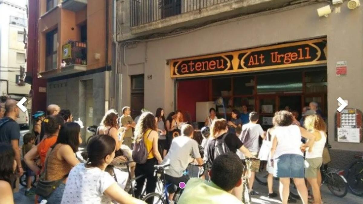 Una activitat a l'entrada de l'Ateneu
