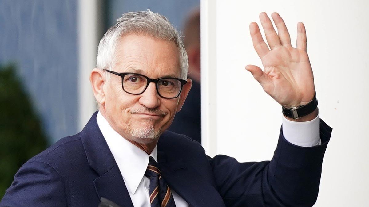 Gary Lineker llega antes del partido de fútbol de la Premier League inglesa entre Leicester City vs Chelsea en el King Power Stadium.