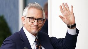  Gary Lineker llega antes del partido de fútbol de la Premier League inglesa entre Leicester City vs Chelsea en el King Power Stadium.