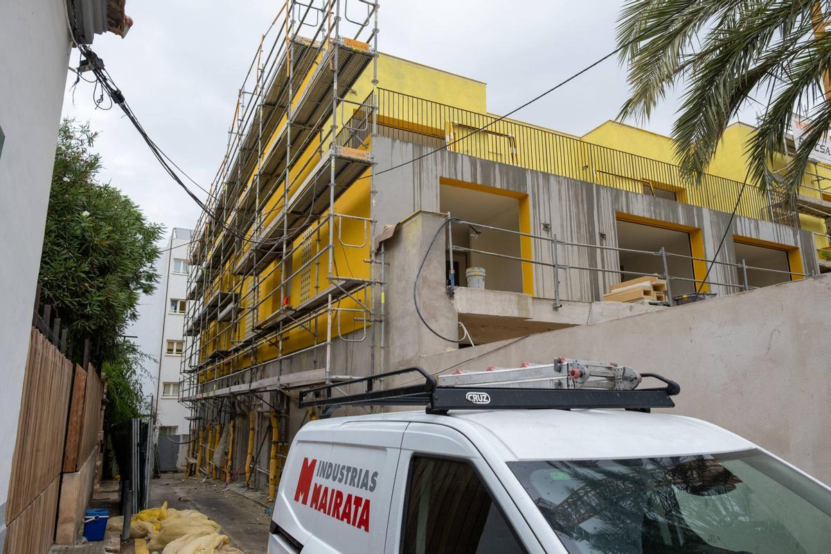 El edificio amarillo de la calle Bellver, en la recta final de la obra. El edificio amarillo de la calle Bellver, en la recta final de la obra.