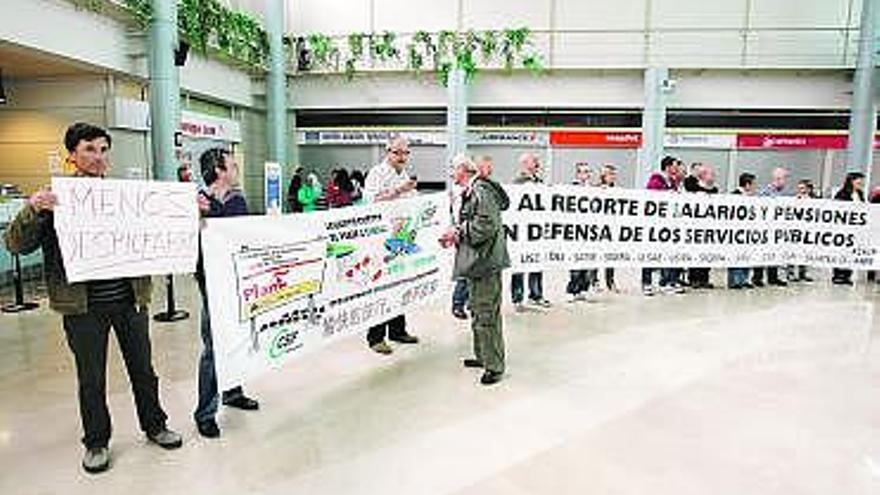 Protesta de los sindicatos de funcionarios, ayer, en el aeropuerto.