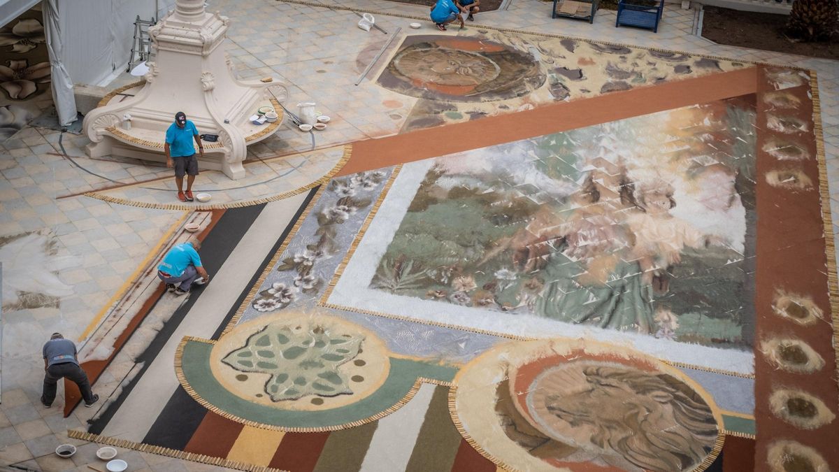 Los alfombristas reparan la alfombra del Corpus de La Orotava dañada por la lluvia.
