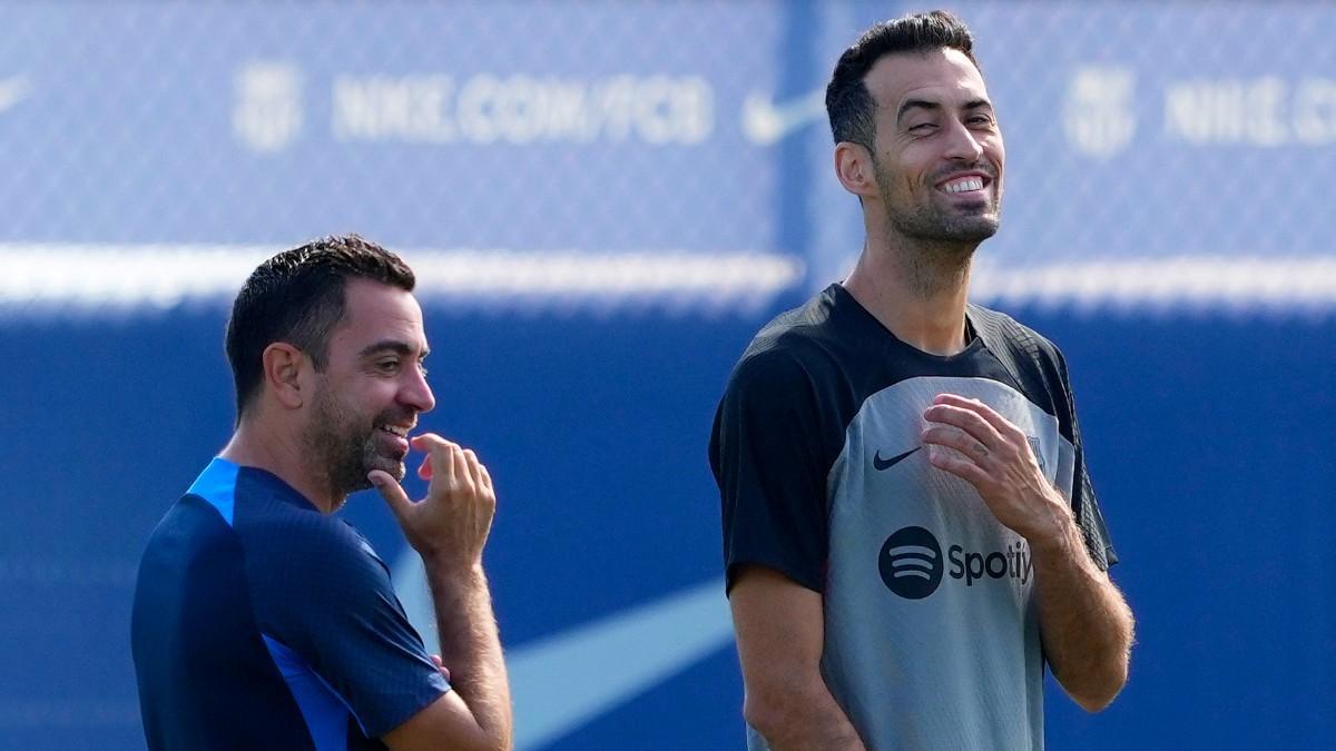 Busquets bromea con el Kun: "Quedo libre en enero"