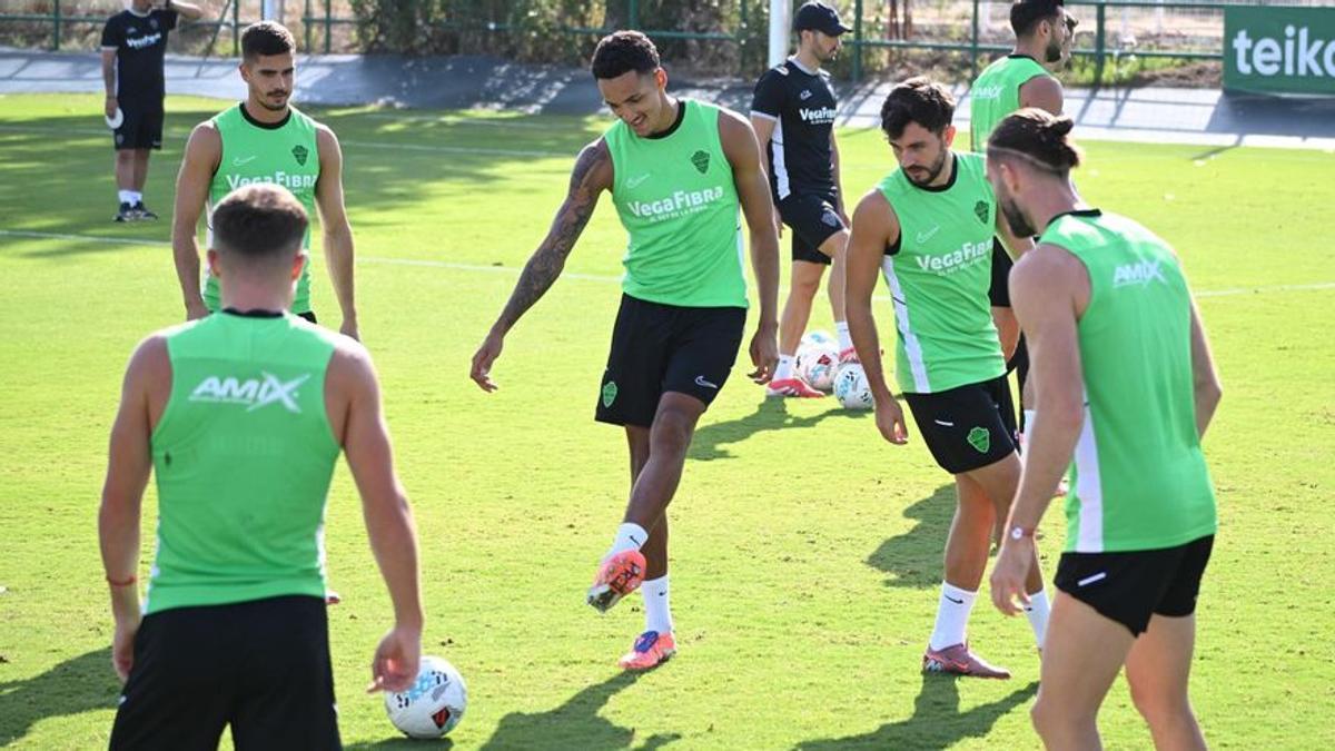 Álvaro Rodríguez da un pase durante un rondo de calentamiento, en el campo Diego Quiles.