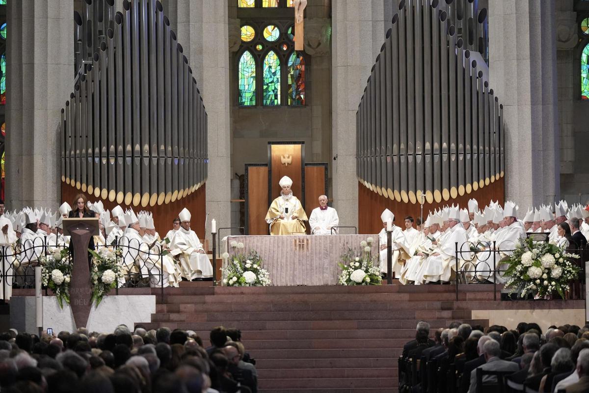 El Papa Lleó XIV en l'inici de la missa a la Sagrada Família