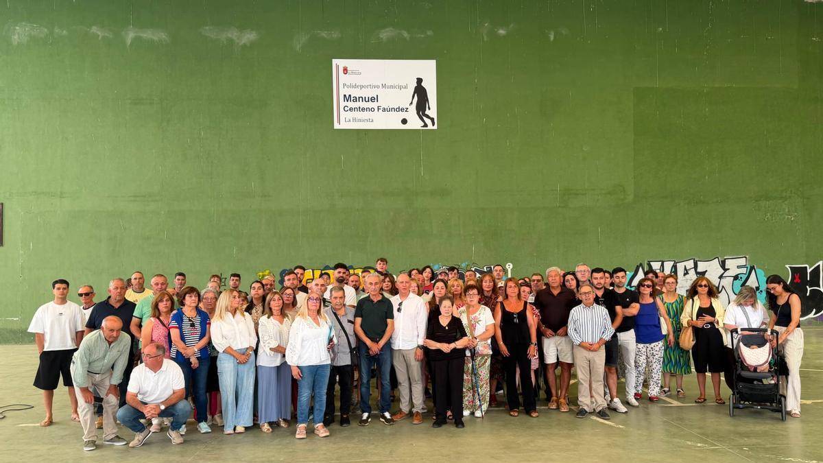 Vecinos, familiares y representantes locales en el pabellón Manuel Centeno Faúndez de La Hiniesta que inmortalizará al joven fallecido.