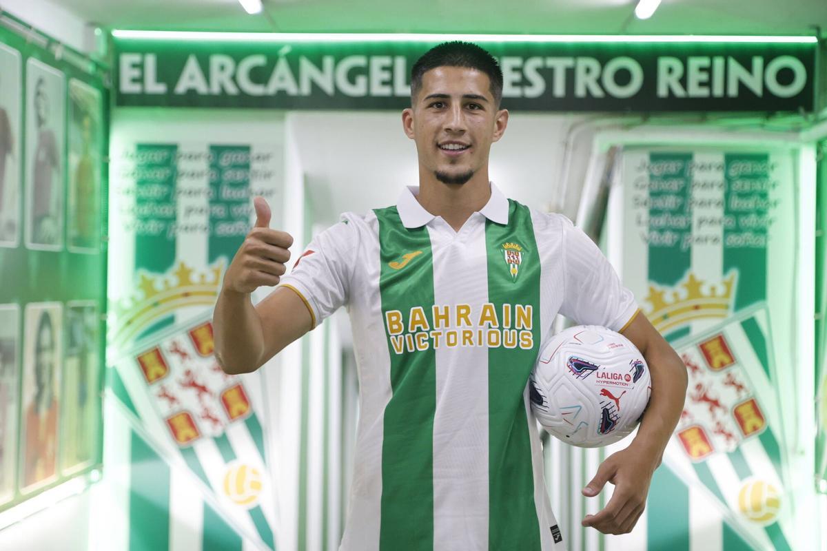 La presentación de Víctor Sánchez como jugador de la primera plantilla del Córdoba CF, en imágenes La presentación de Víctor Sánchez como jugador de la primera plantilla del Córdoba CF, en imágenes