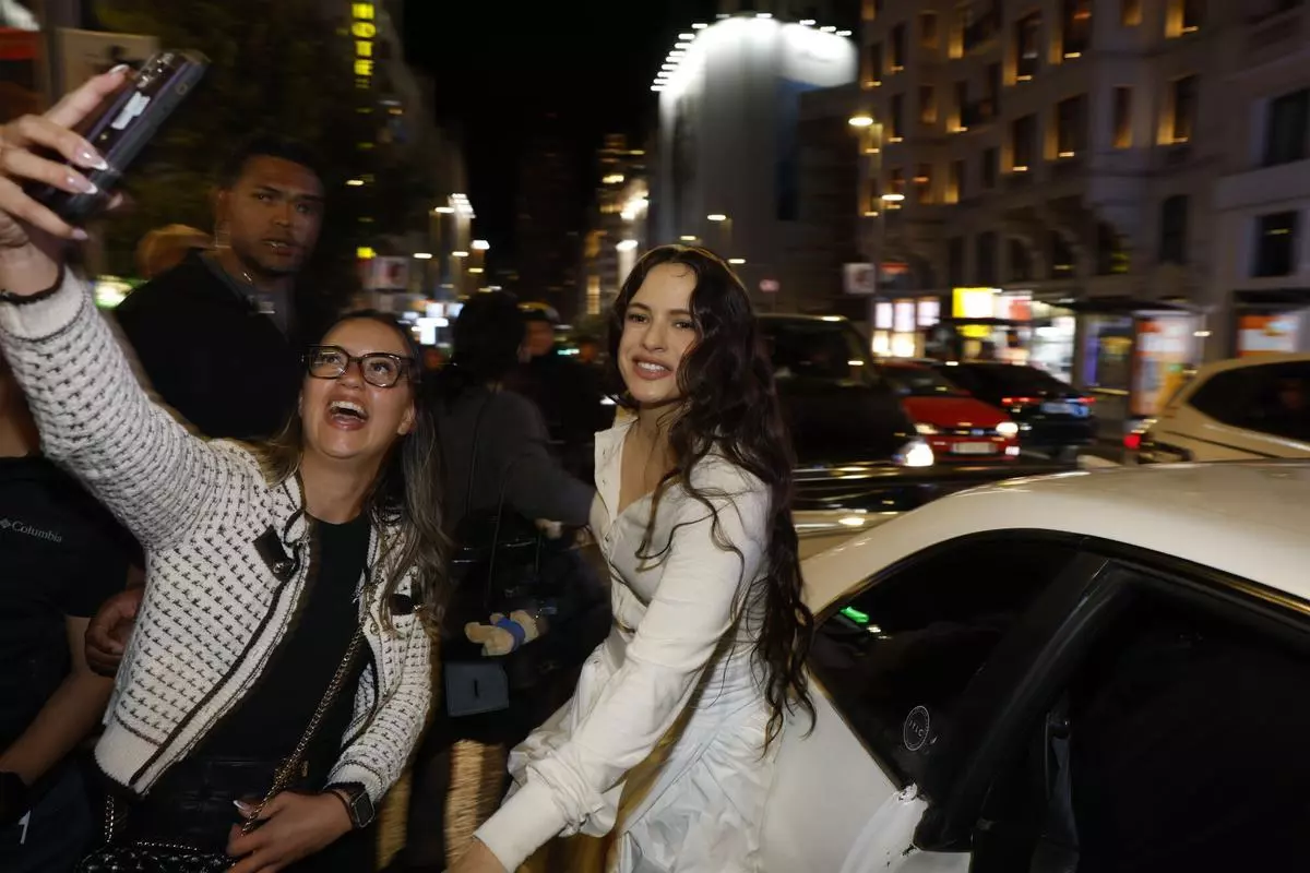 Las imágenes de la aparición sorpresa de Rosalía el centro de Madrid