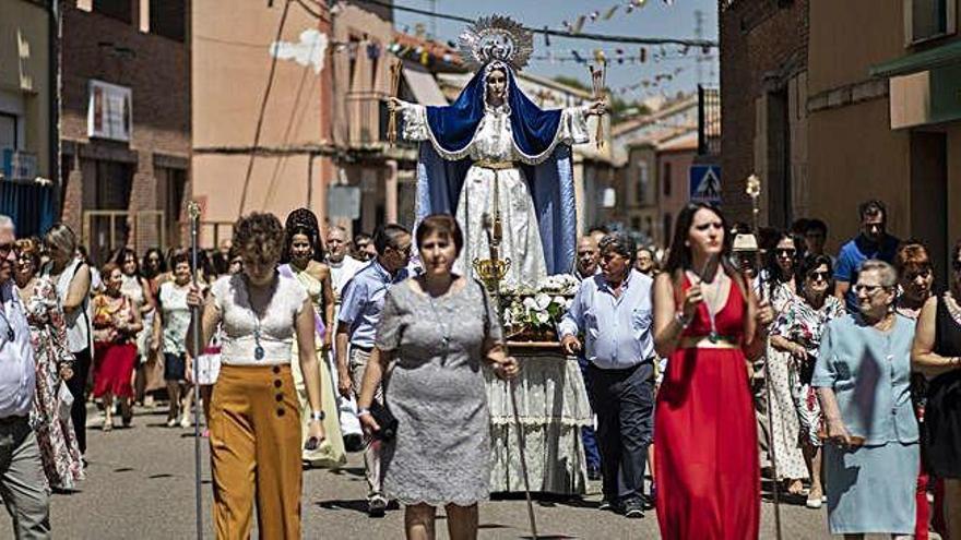 Procesión de la Virgen de las Nieves por las calles de La Bóveda de Toro.