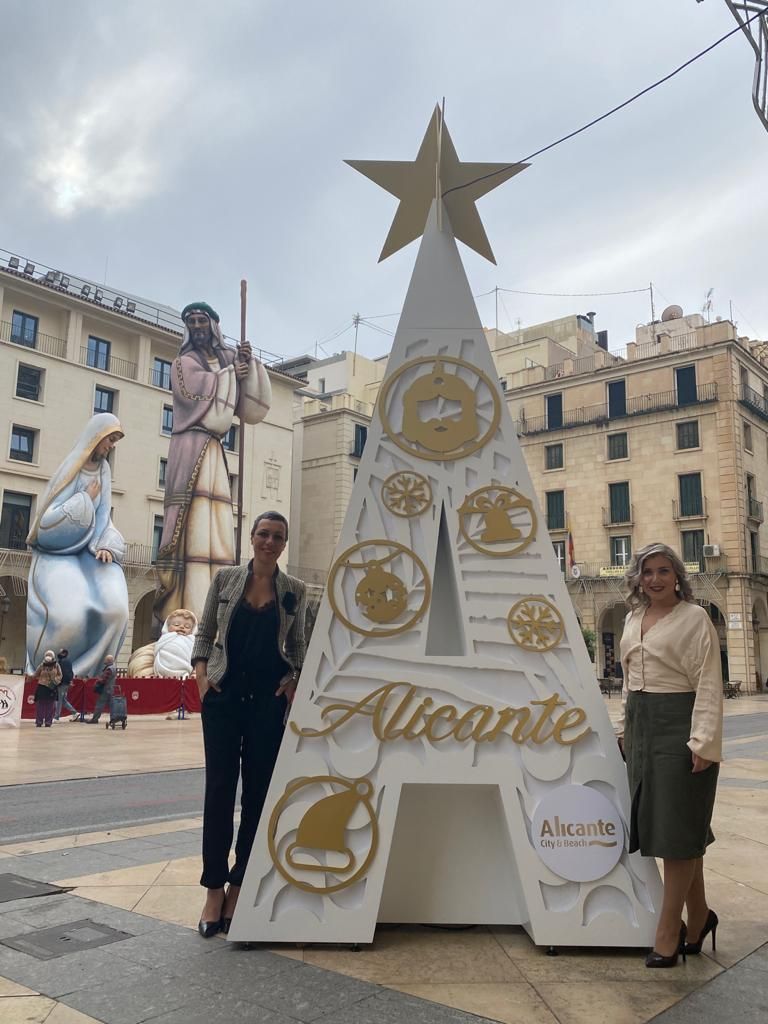 Victoria Puche y Mari Carmen Sánchez, en la plaza del Ayuntamiento