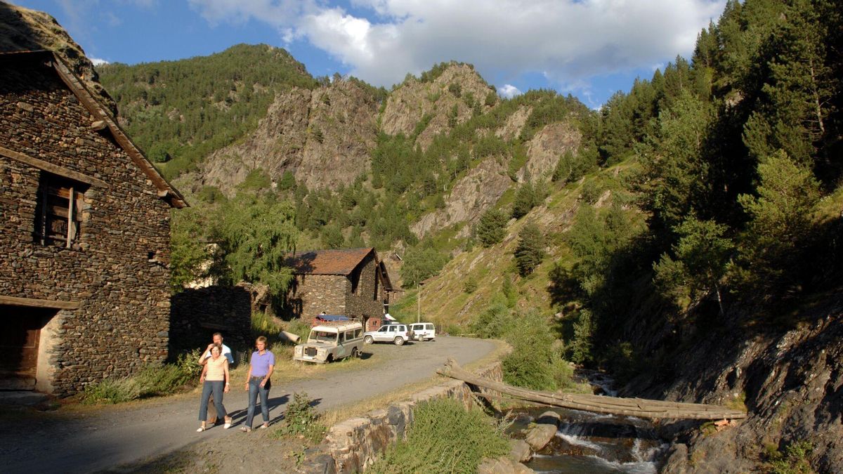 El pueblo y las montañas de Tor en 2008.