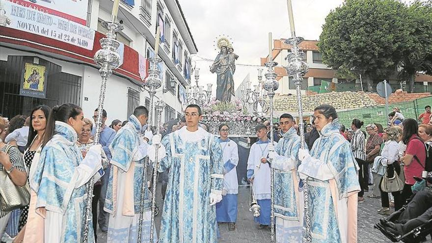 La imagen centenaria de María Auxiliadora recorre el centro histórico de Montilla