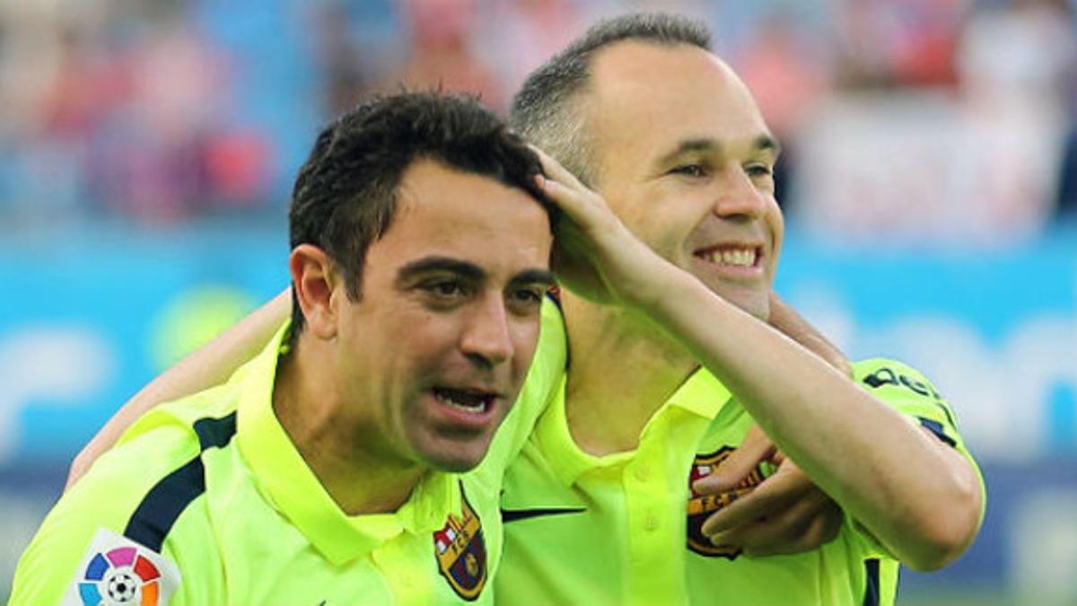 Xavi e Iniesta, emocionados, al lograr el título de Liga en el Calderón.