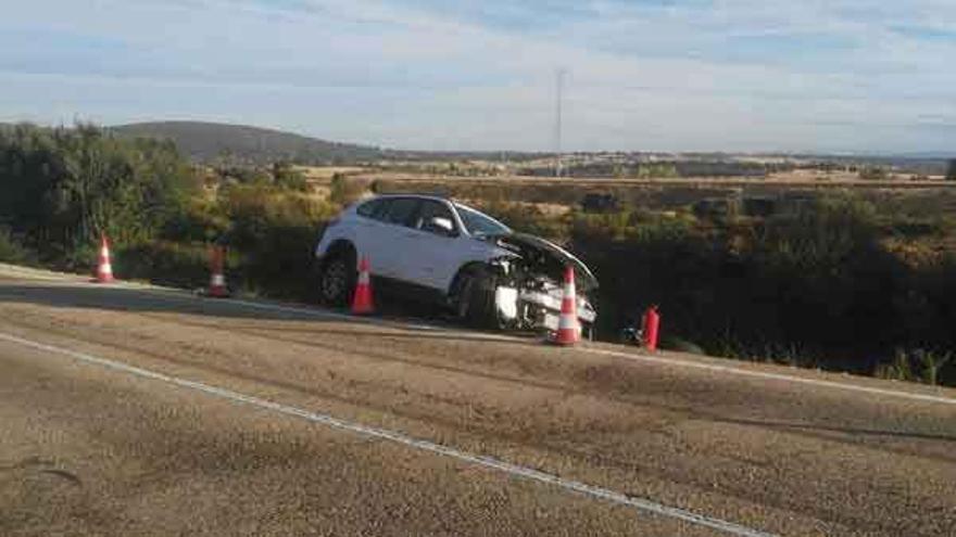 Estado en el que quedó uno de los vehículos siniestrados ayer en la N-631.