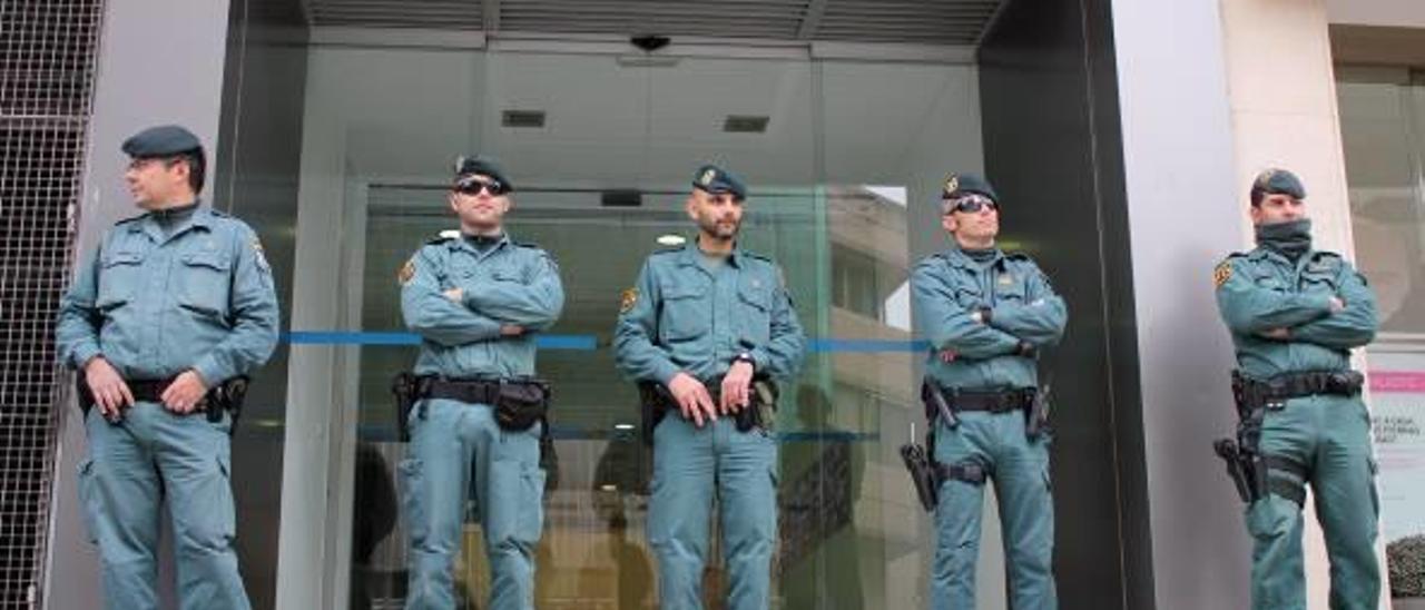 Agentes de la Guardia Civil custodian la sede de Ciegsa durante los registros de 2016.