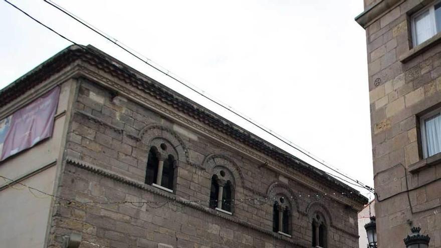 Una pareja de turistas fotografía la fachada del palacio de Valdecarzana.