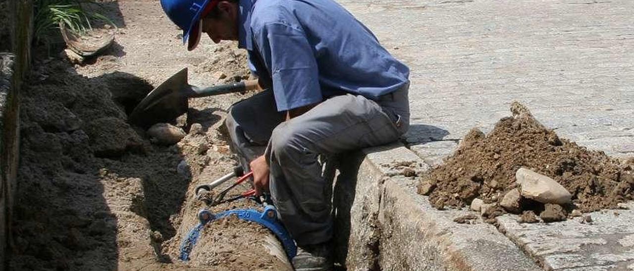 Un trabajador repara una tubería. // J. R.