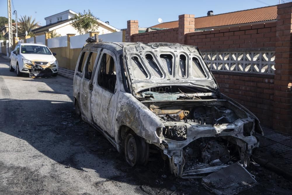 Cremen tres vehicles a Caldes de Malavella