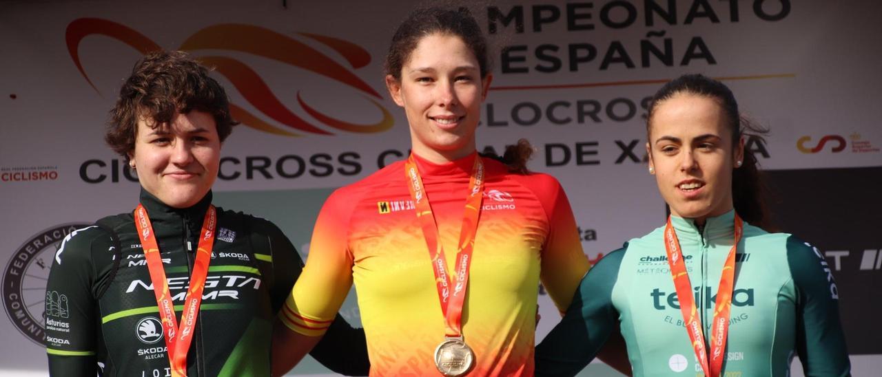 La mallorquina Lucía Gómez, en el podio con su oro escoltada por Lydia Pinto y Sara Bonillo