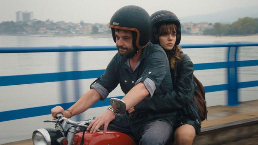 Sobre estas líneas, Óliver Laxe, director de «Sirat»; a la izquierda, abajo, fotograma de la película «Romería». | Carlos Pardellas / Efe