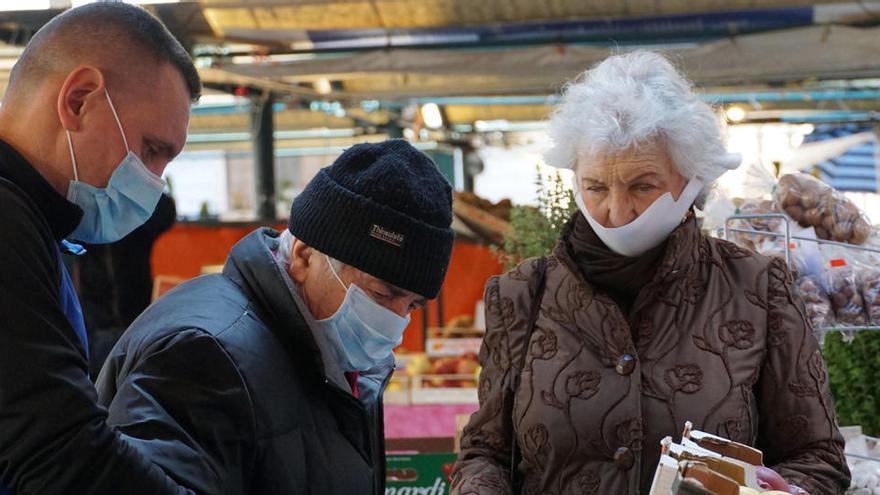 Una persona realiza la compra en Venecia.