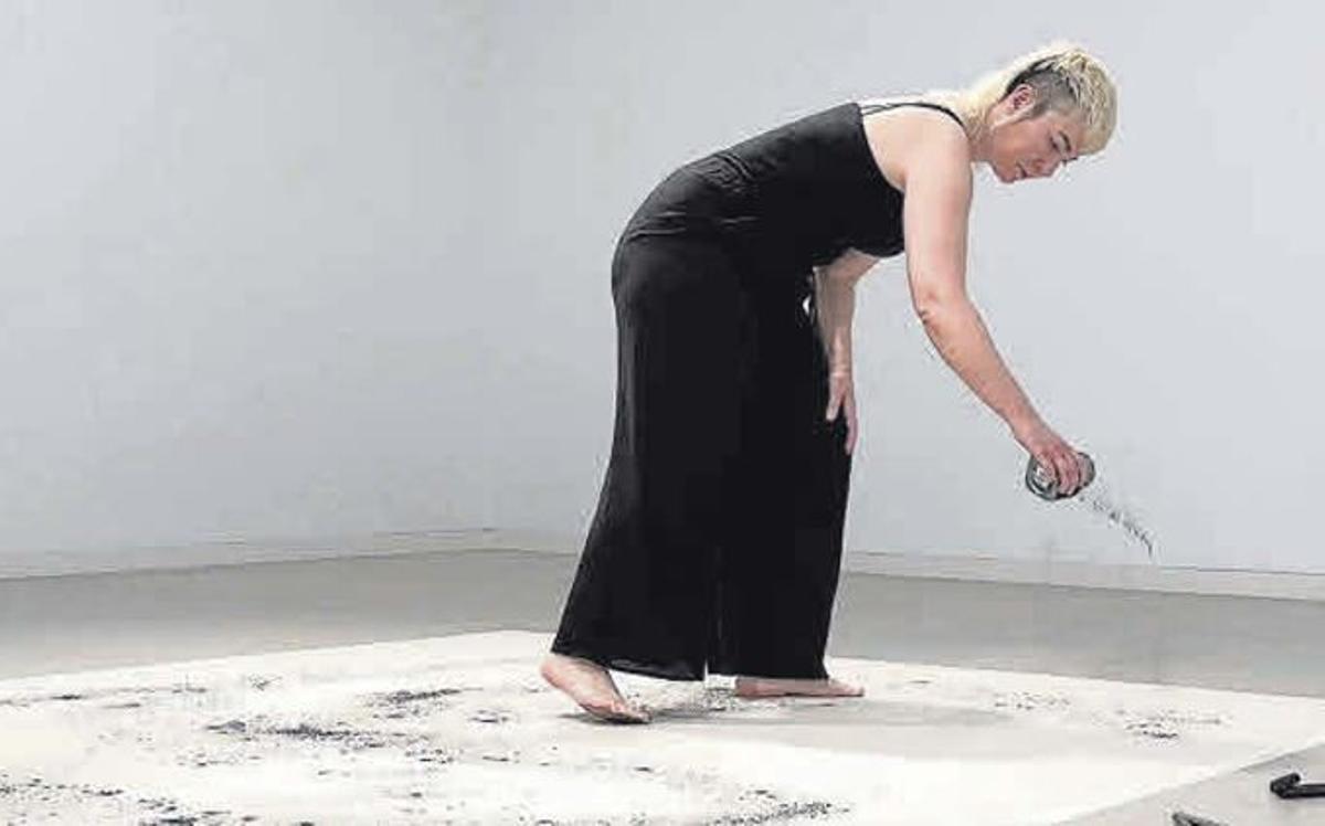 Otra de las imágenes en la que la artista inicia la performance que se proyecta en el vídeo.