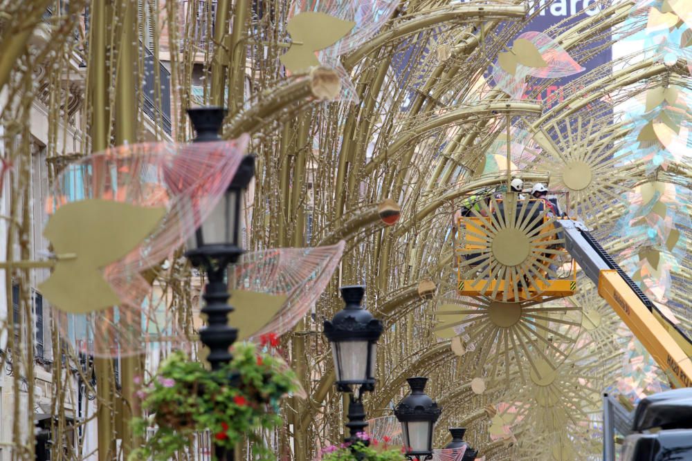 Una vez instalada la estructura los operarios se encargan ahora de colocar los elementos que componen la cúpula luminosa del alumbrado.