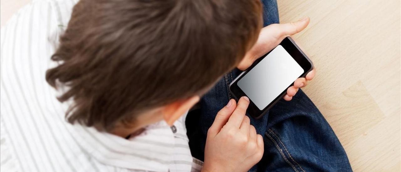 Durante la pandemia los niños han hecho más uso de móviles, lo que ha alterado el sueño