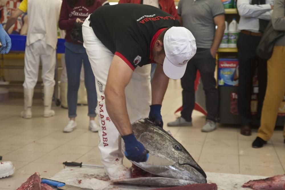 Demostración de ronqueo y de cocinado del atún rojo en un supermercado de Gijón.