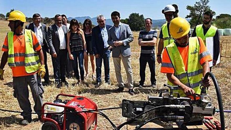 Treballs d&#039;estesa de la fibra òptica a Casserres observats pel conseller i la resta d&#039;autoritats, ahir