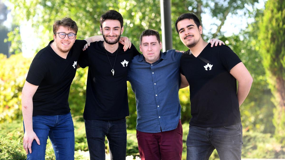 Aarón Pérez (de camisa), con miembros de ‘Welcome to Gardeland’.