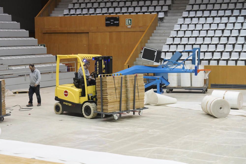 Col·locació del nou parquet del pavelló de Fontajau