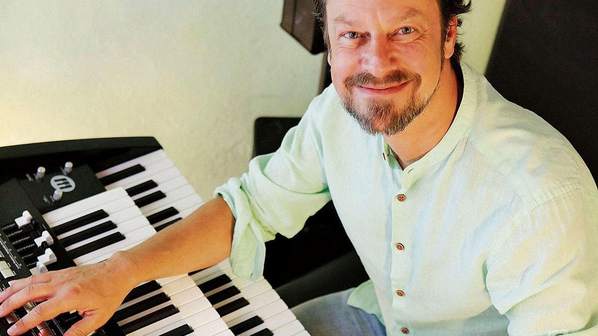 Robert Bartha an der E-Orgel in seinem kleinen Studio in Llucmajor