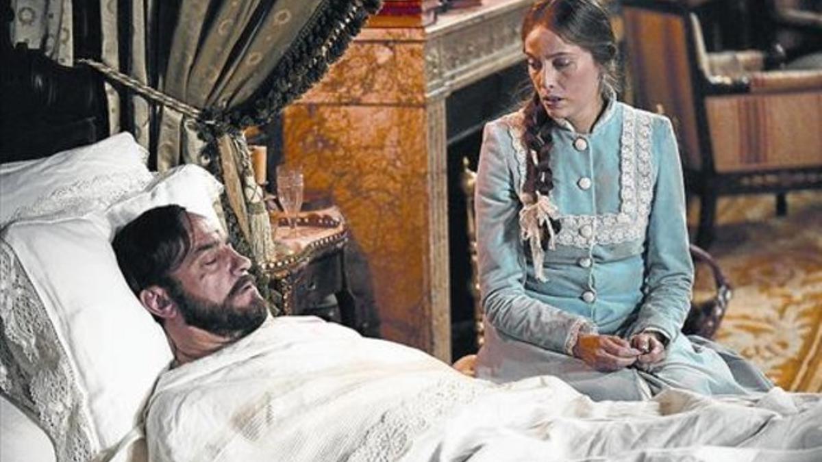 Francesc Orella, como Prim convaleciente, y Yuriria del Valle, que interpreta a la esposa del general.