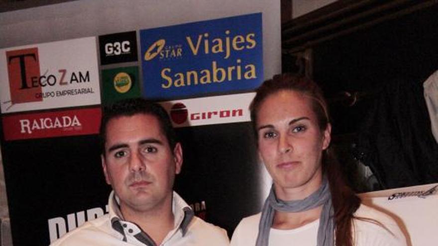 Eva Barrios, junto a su entrenador Alejandro Delgado.