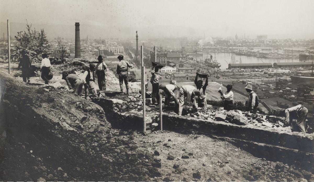 La construcción del muro de contención para la gran terraza de Miramar de Montjuïc, en 1920.