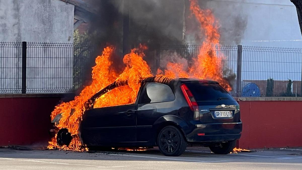 El cotxe cremant a la Jonquera