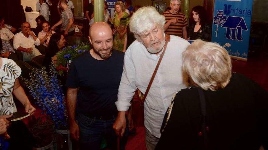 Luis Villares con Xosé Manuel Beiras ayer en la Escola Unitaria de En Marea en Pontevedra. // R. Vázquez